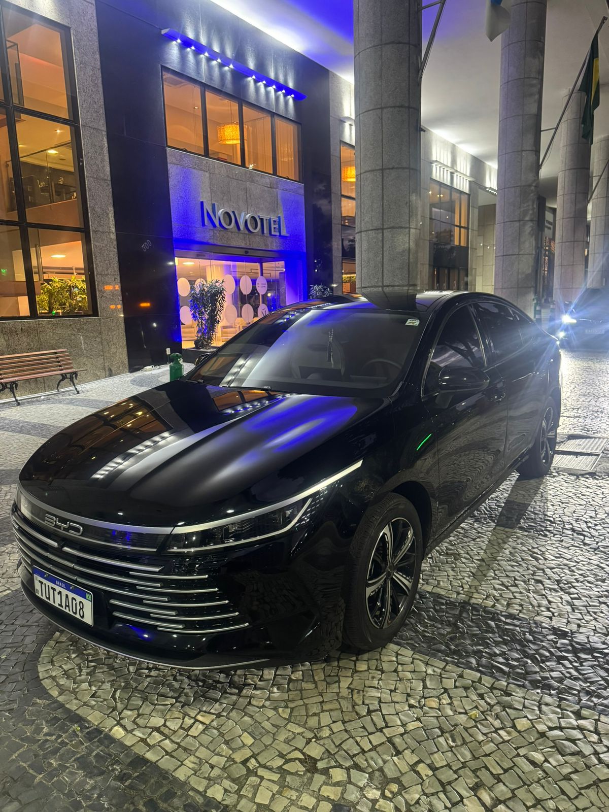 Carro executivo Sedan parado em frente ao Hotel Novotel