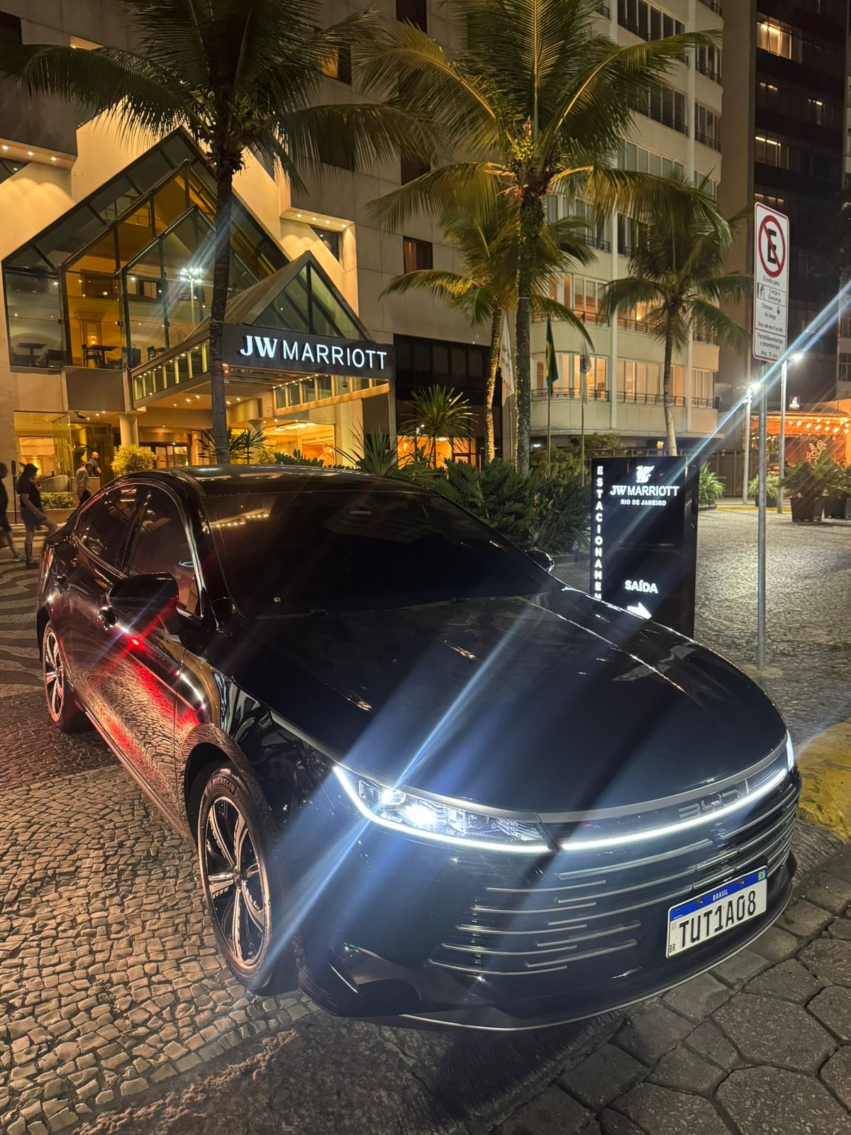 Carro executivo Sedan parado em frente ao Hotel Marriot Copacabana