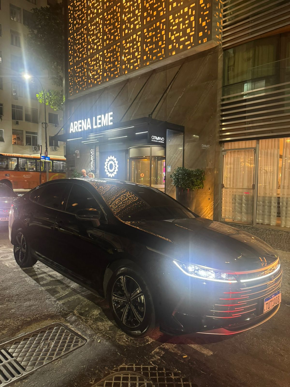 Carro executivo Sedan parado em frente ao Arena Leme hotel