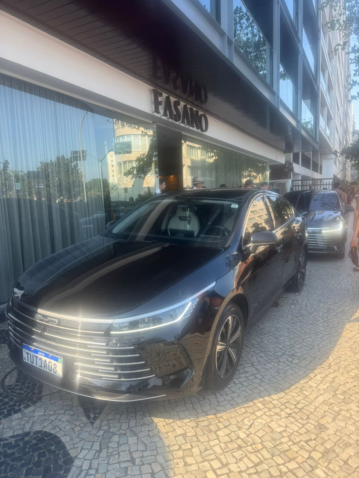 Carro sedan Exxecutivo estacionado no Hotel Fasano em Ipanema